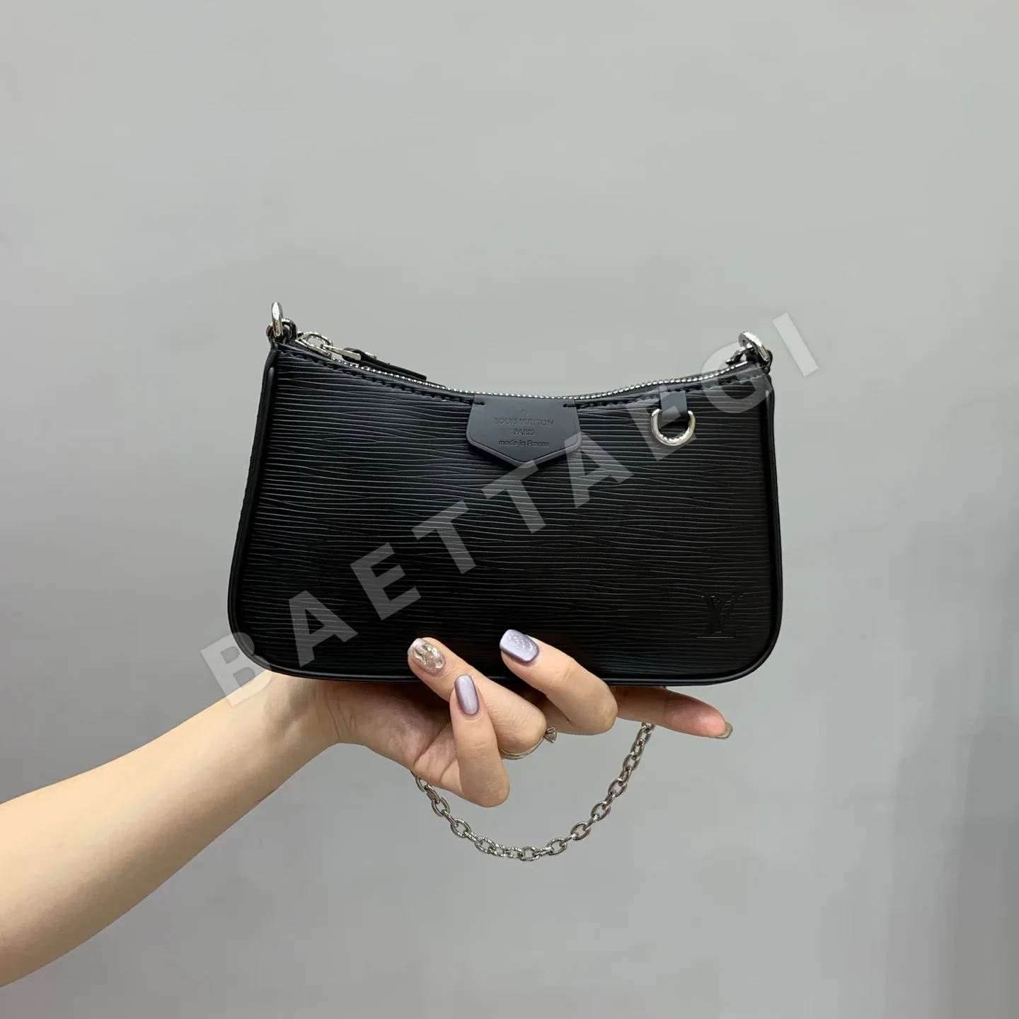 루이비통 로메가 체인 가방 M80471