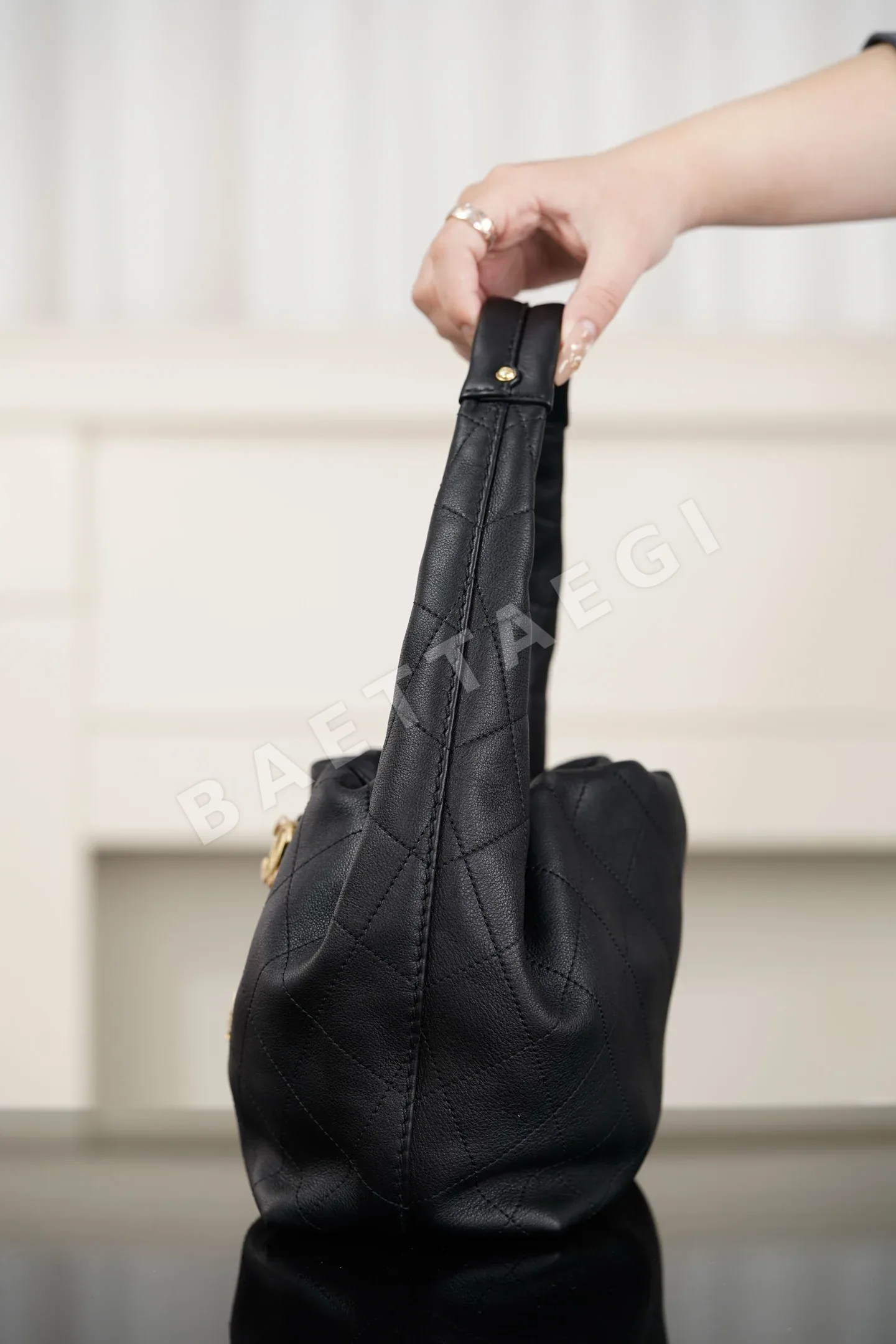 샤넬 송아지가죽 드로스트링 미니 백 상세 이미지 7