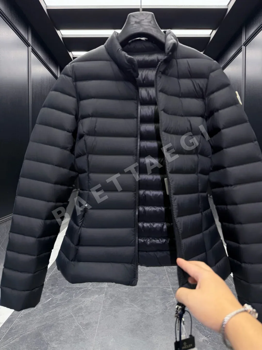 몽클레르 이겔 여성용 쇼트 다운 패딩 상세 이미지 8