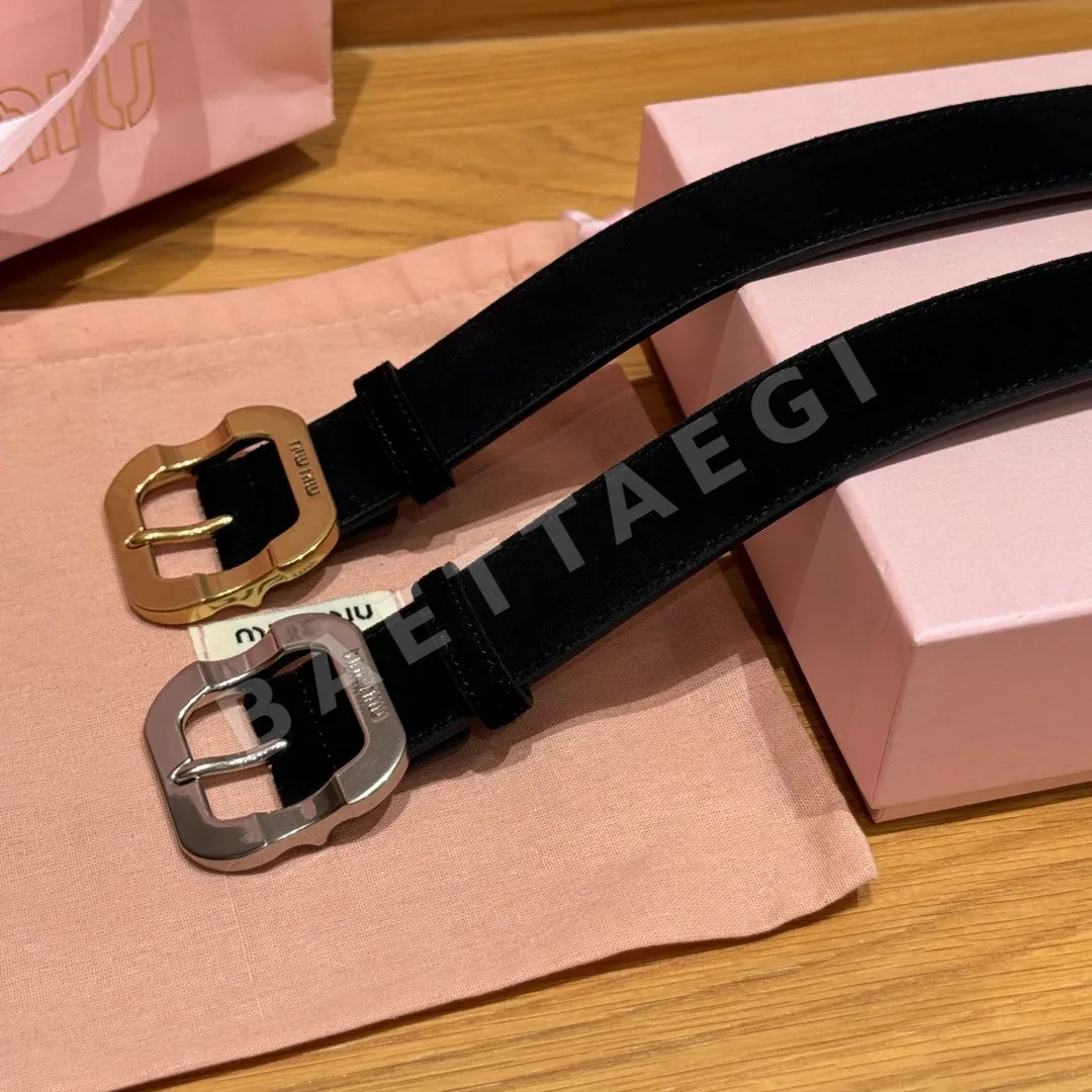 미우미우 각인 메탈 로고 스웨이드 가죽 벨트 상세 이미지 4