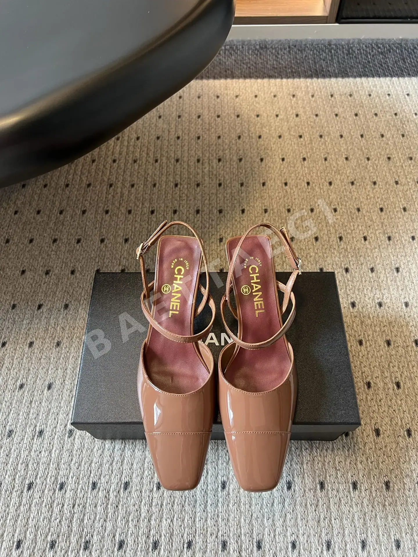 샤넬 스퀘어토 에나멜 백스트랩 샌들 113549
