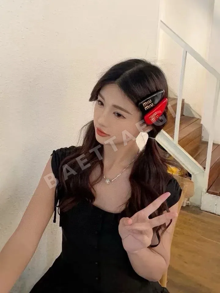미우미우 로고 헤어 클립 183894