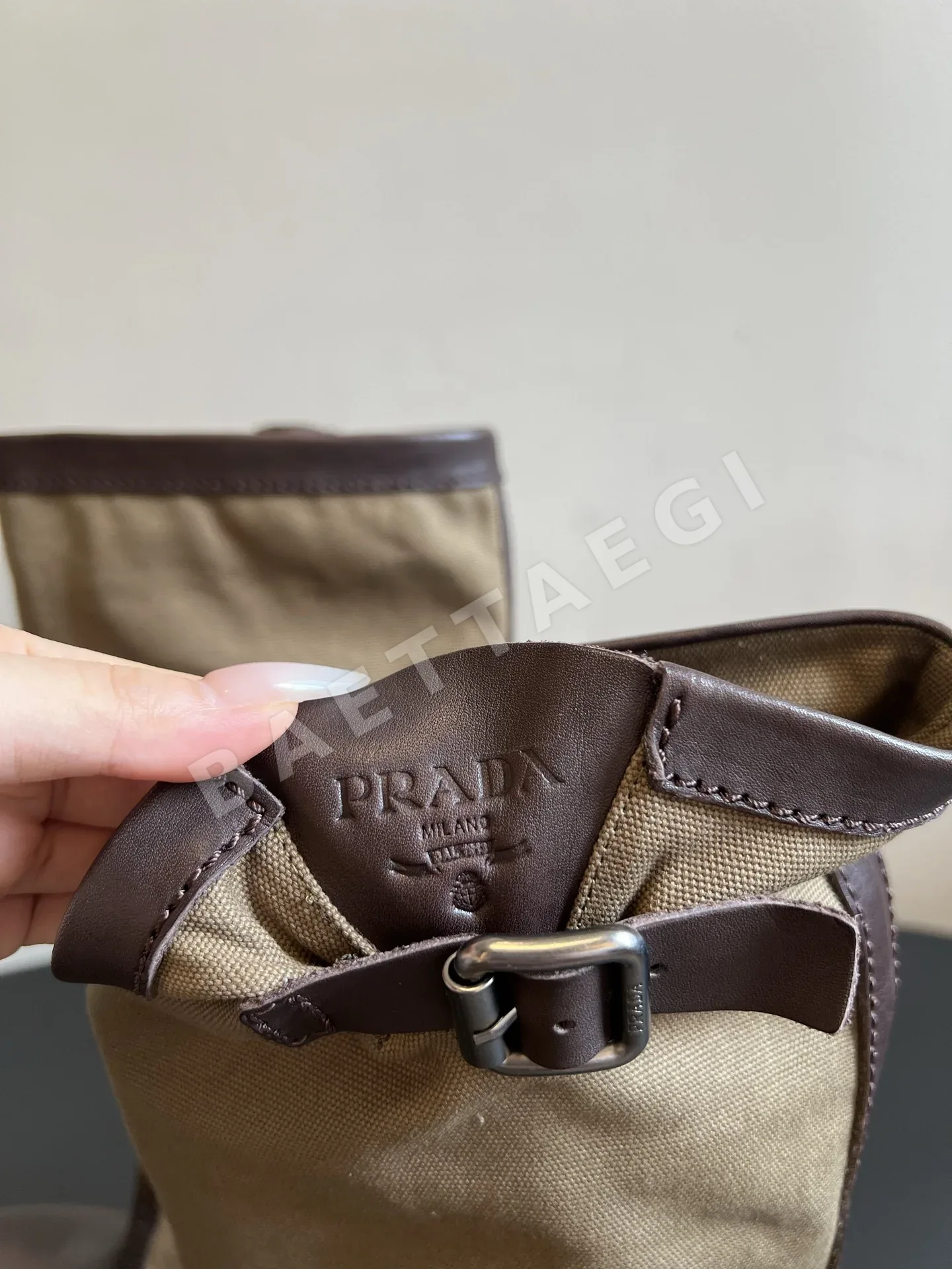 프라다 부츠 가죽 메탈 버클 스트랩 상세 이미지 8