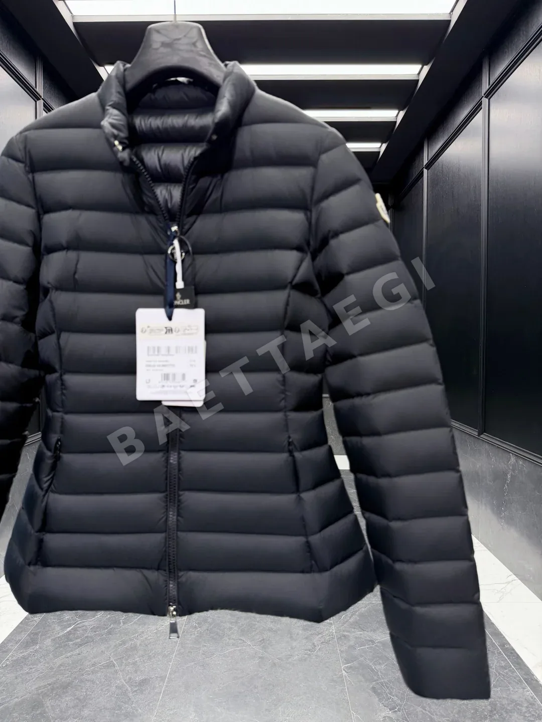 몽클레르 이겔 여성용 쇼트 다운 패딩 상세 이미지 7