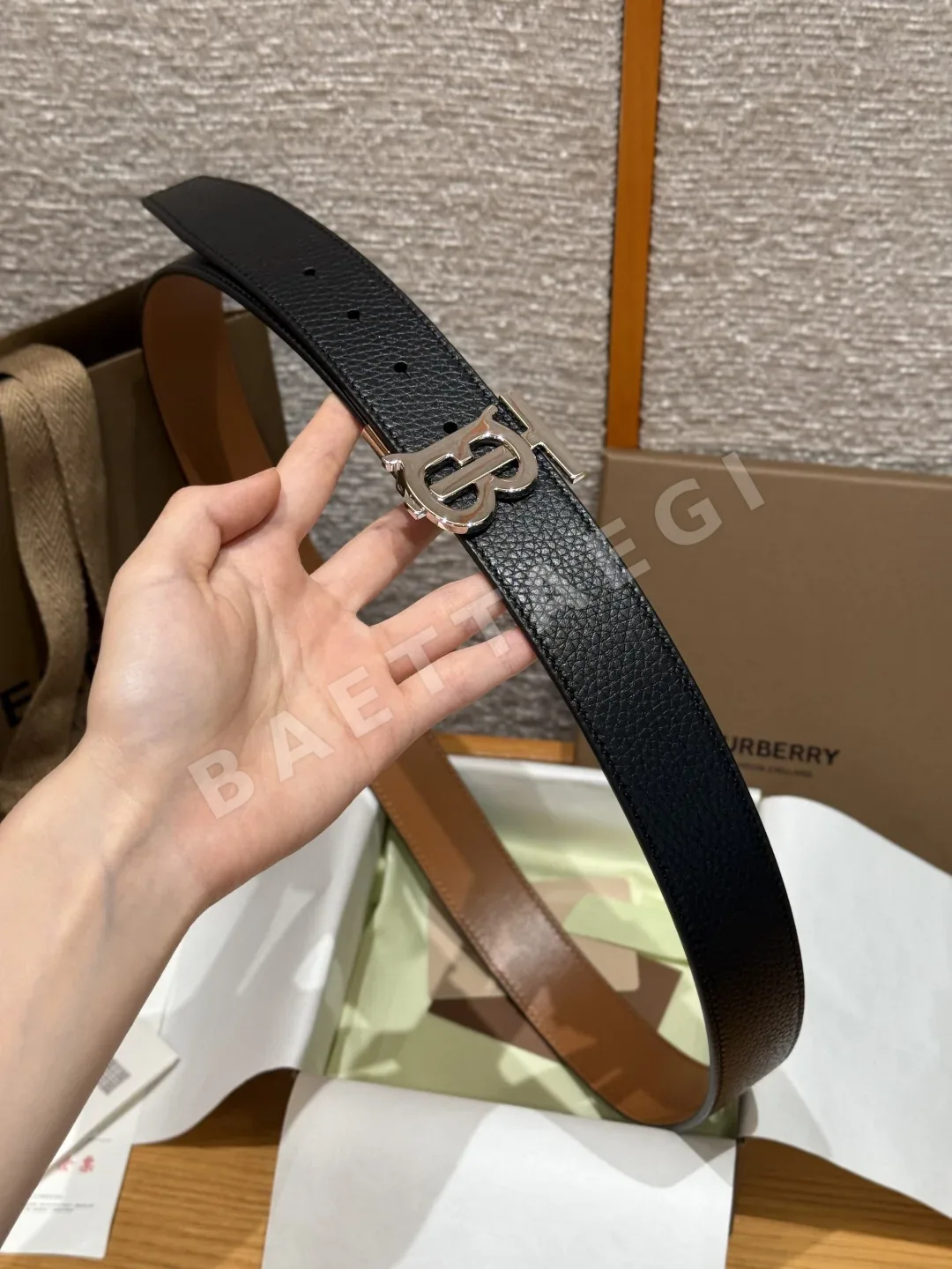 버버리 TB 로고 송아지가죽 리버시블 벨트 35MM 상세 이미지 3
