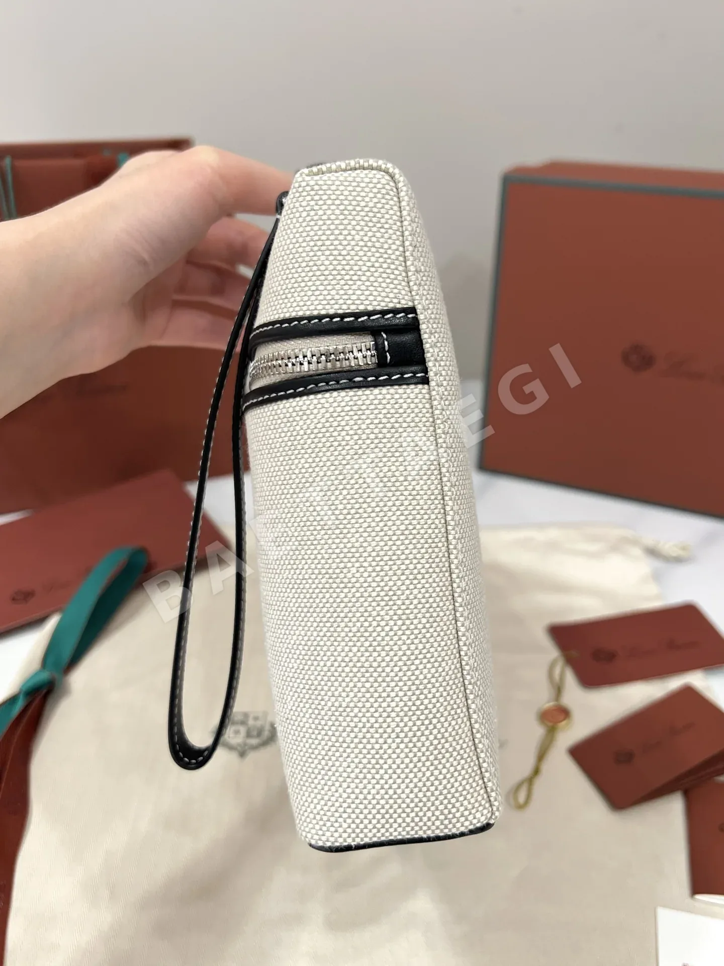 로로피아나 린넨 클러치 가방 상세 이미지 5