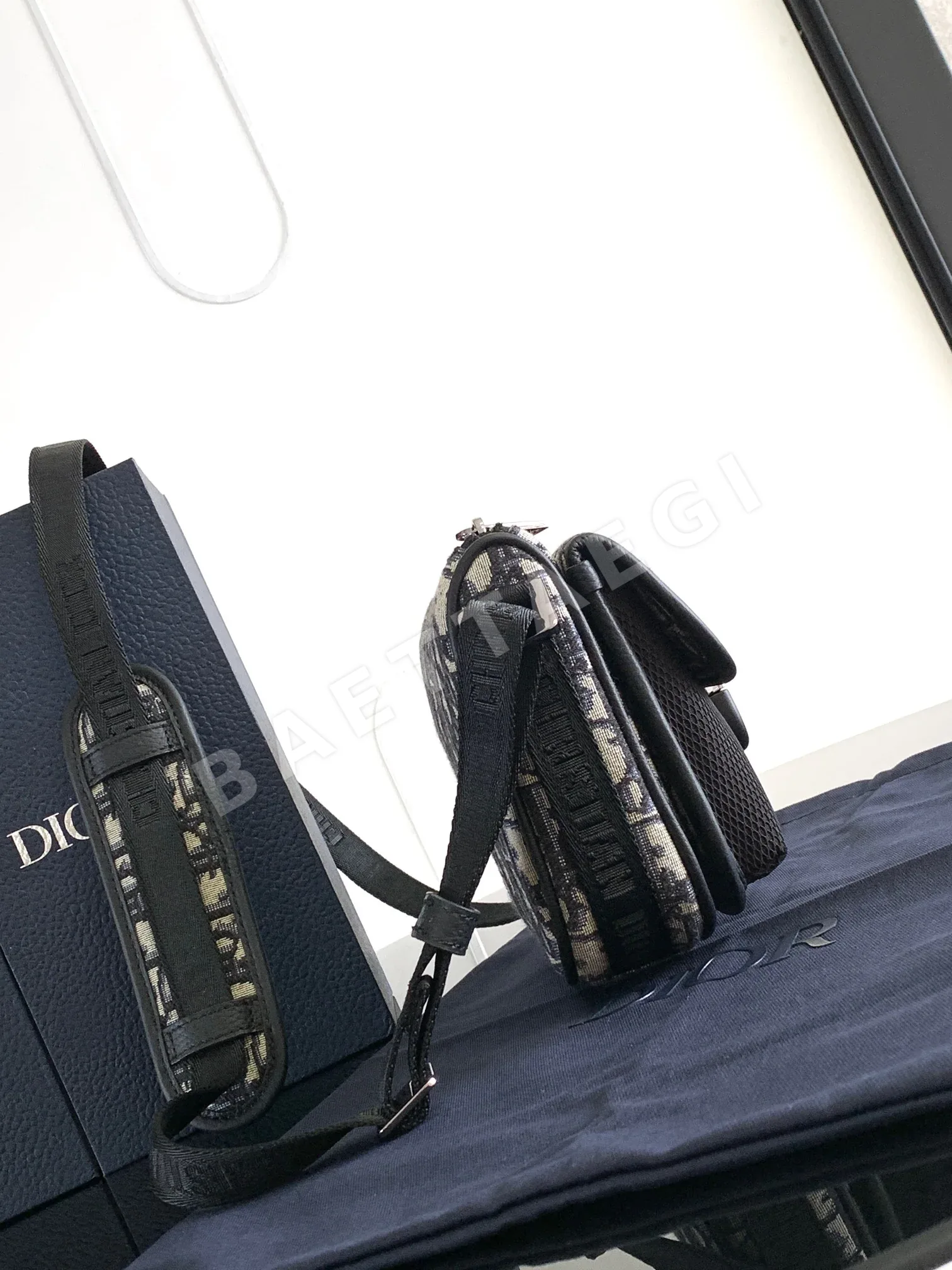 디올 8 미니 메신저 가방 상세 이미지 4