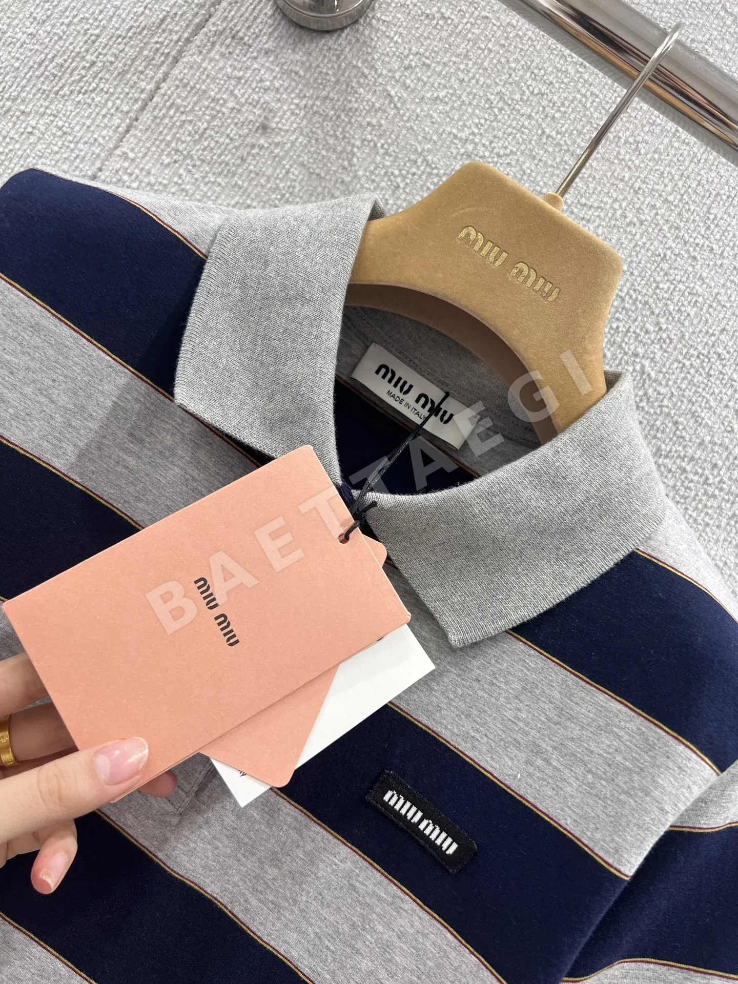 미우미우 블루그레이 스트라이프 반팔 티셔츠 상세 이미지 7