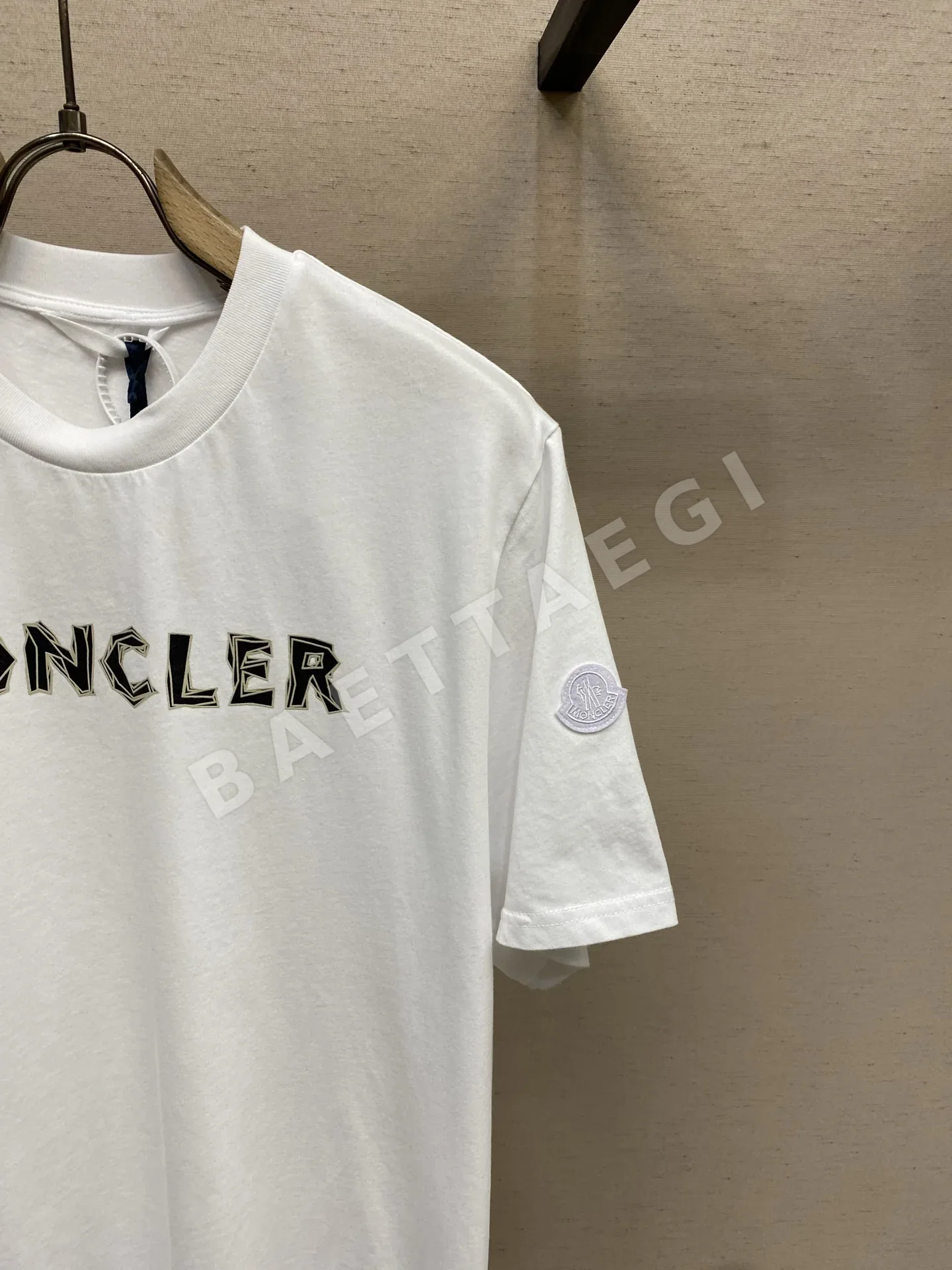 몽클레르 로고 프린트 남성 반팔티셔츠 상세 이미지 4