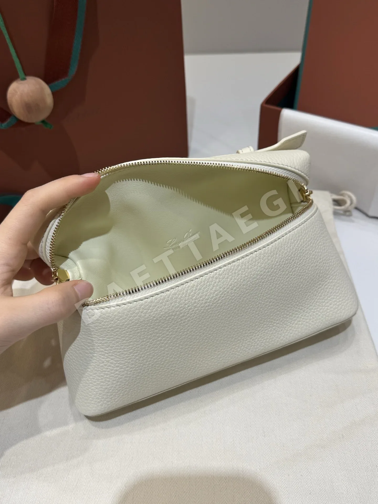 로로피아나 L19 버킨 버클 핸드백 상세 이미지 7