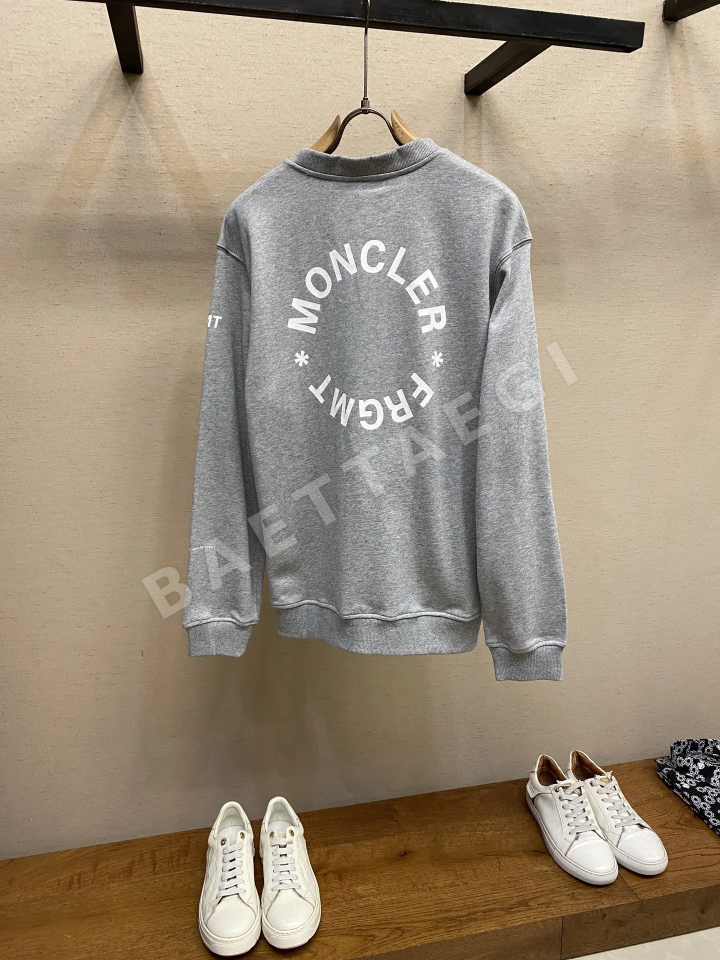 몽클레르 남성 프린트 크루넥 긴팔 스웨트셔츠 상세 이미지 2