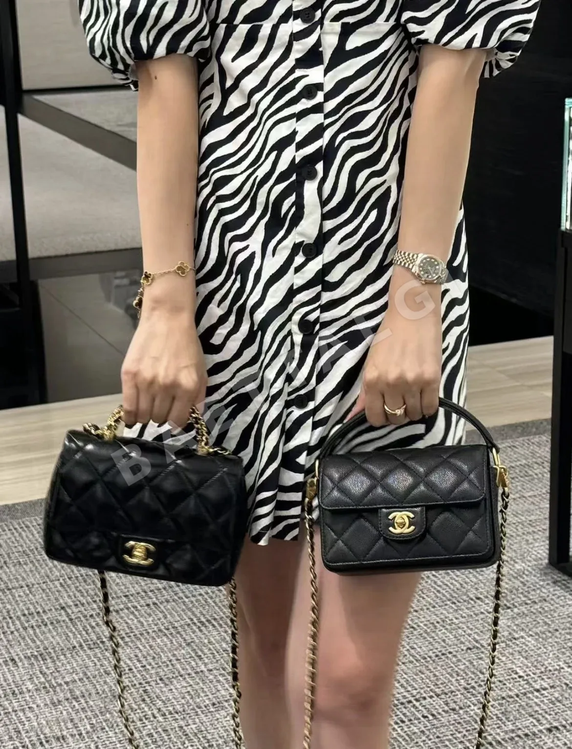 샤넬 클래식 캐비어스킨 스퀘어 핸드백 상세 이미지 2