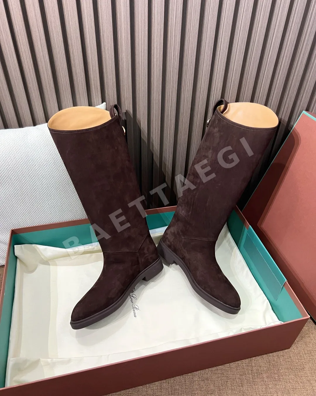 로로피아나 부츠 카우 스웨이드 메탈 로고 상세 이미지 5