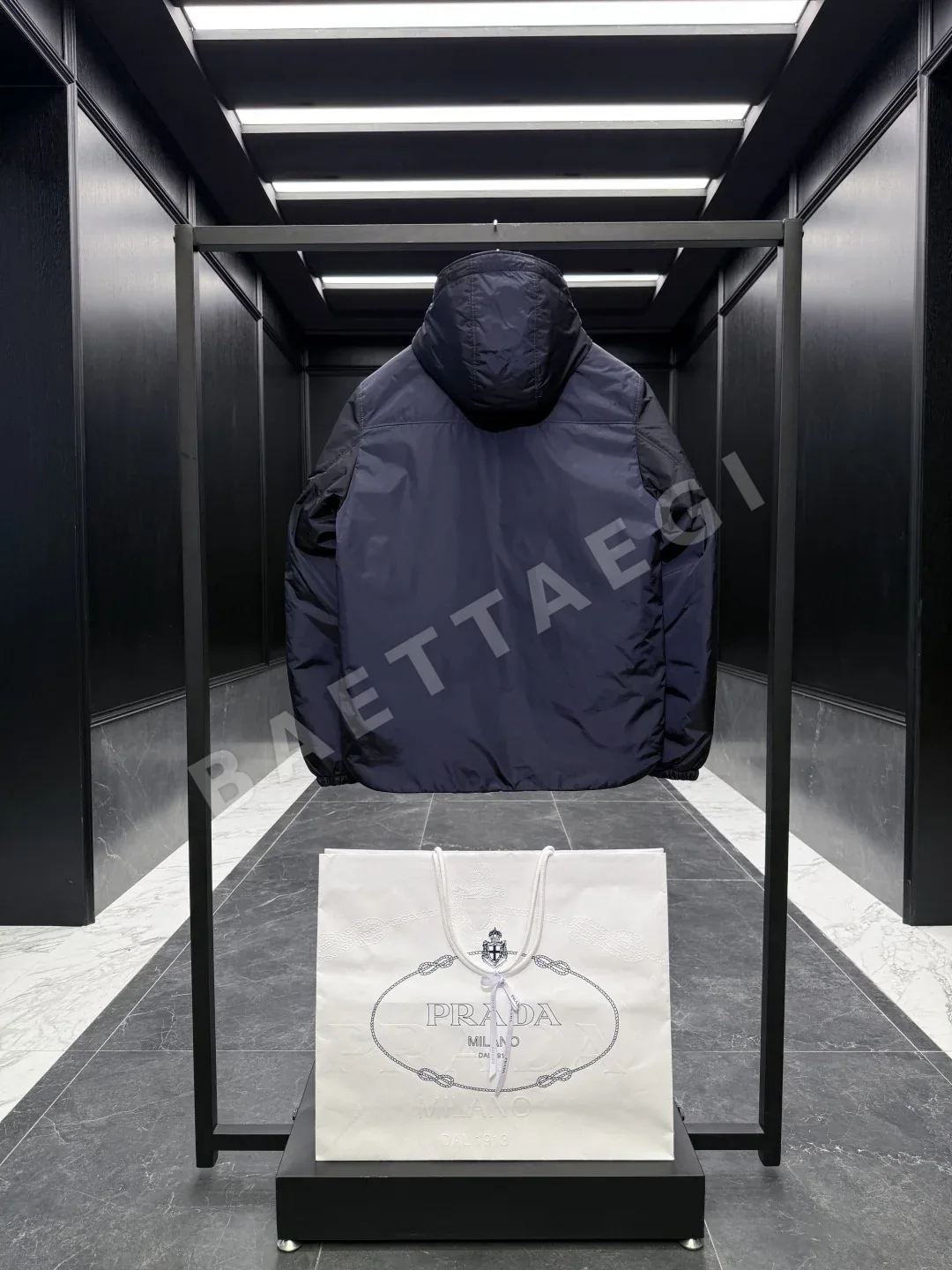 프라다 리나일론 구스다운 남성 패딩 재킷 상세 이미지 9