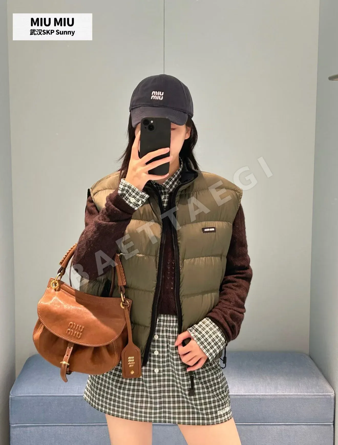 미우미우 로고 레터 다운 조끼 상세 이미지 3