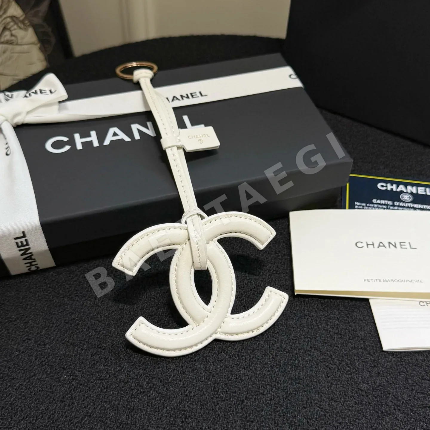 샤넬 램스킨 더블 C 골드 장식 키링 203704