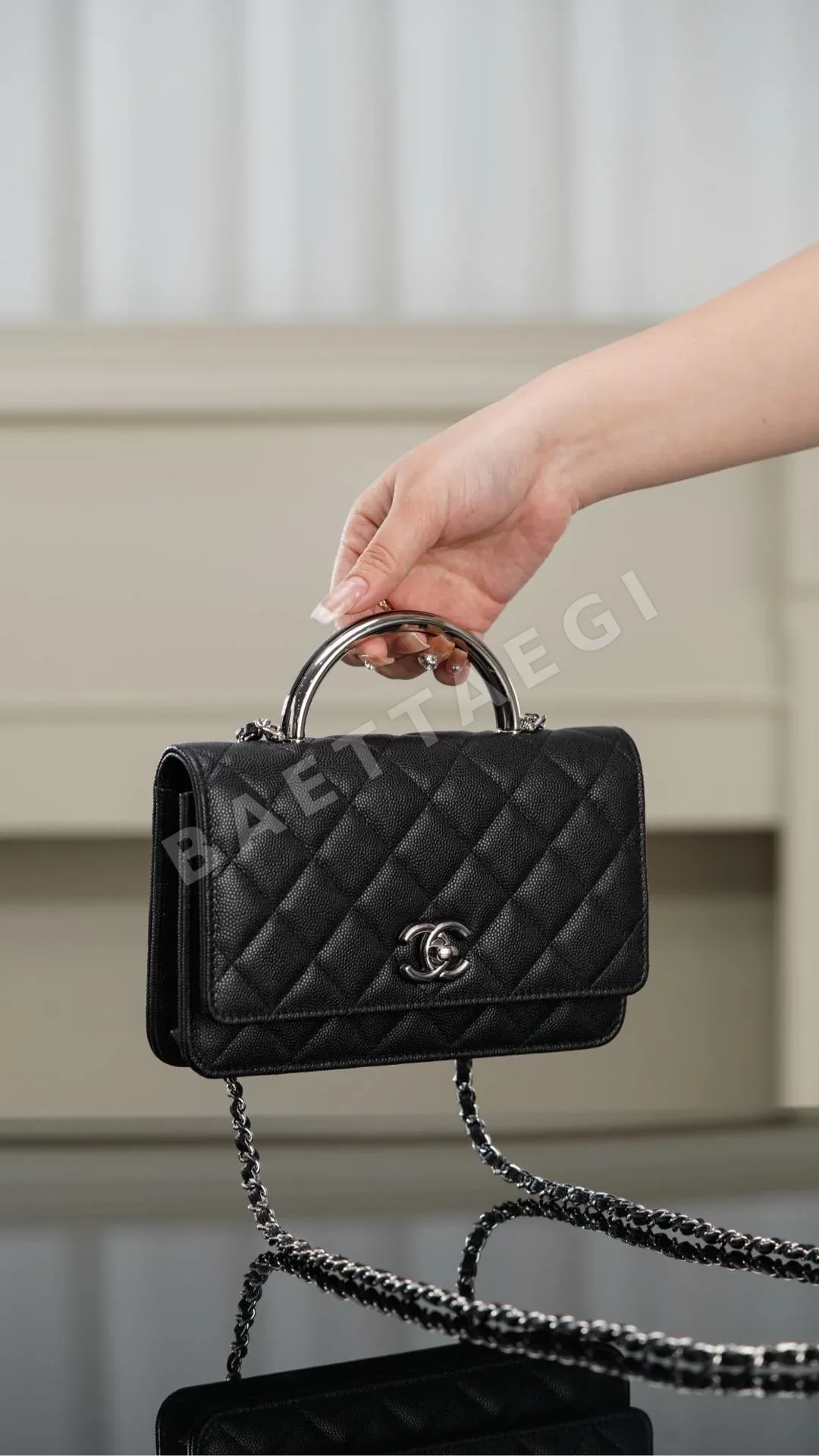 샤넬 에나멜 핸들 캐비어 스킨 WOC 가방 상세 이미지 3