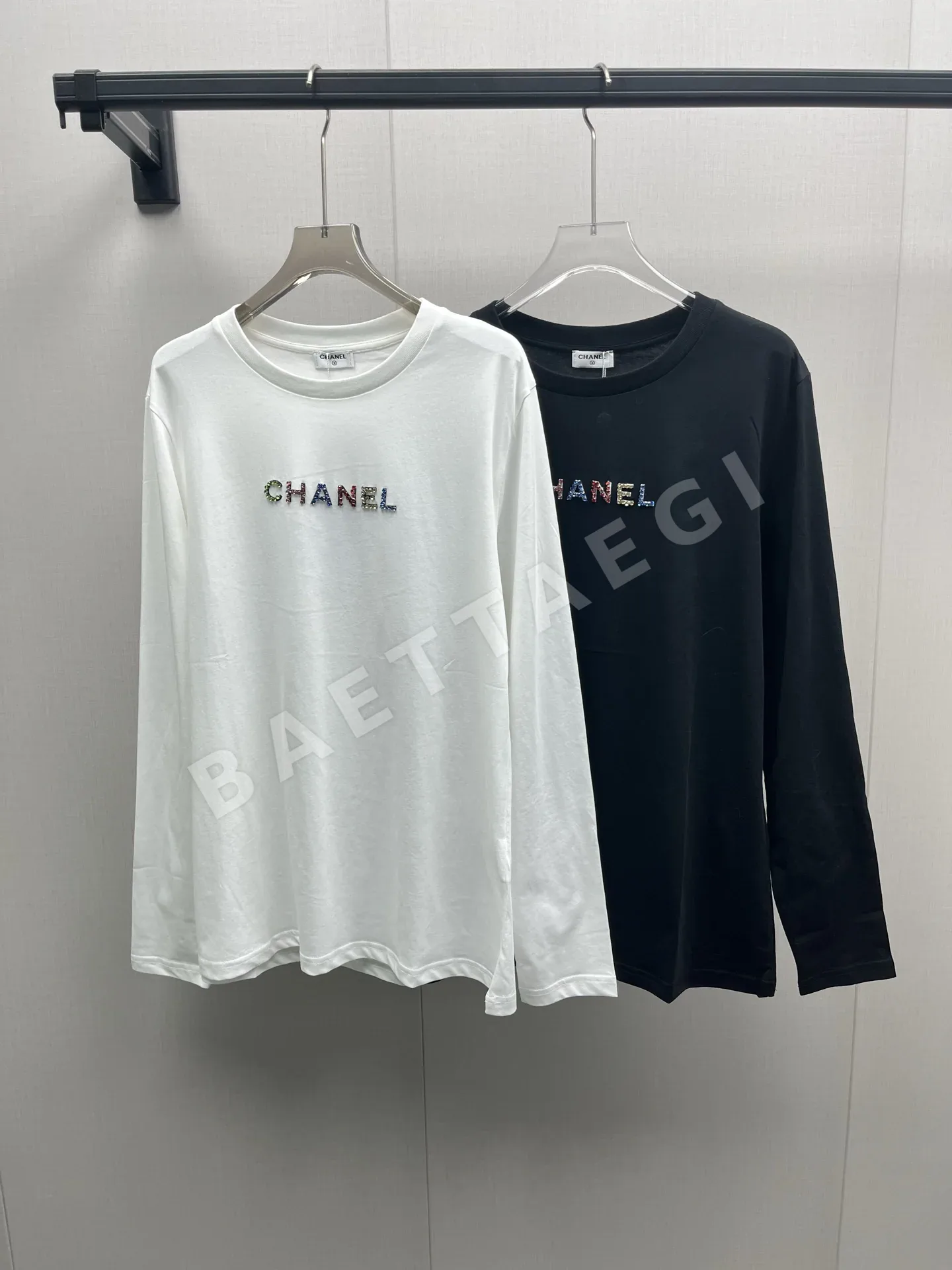샤넬 컬러 라인스톤 장식 크루넥 긴팔 티셔츠 182398