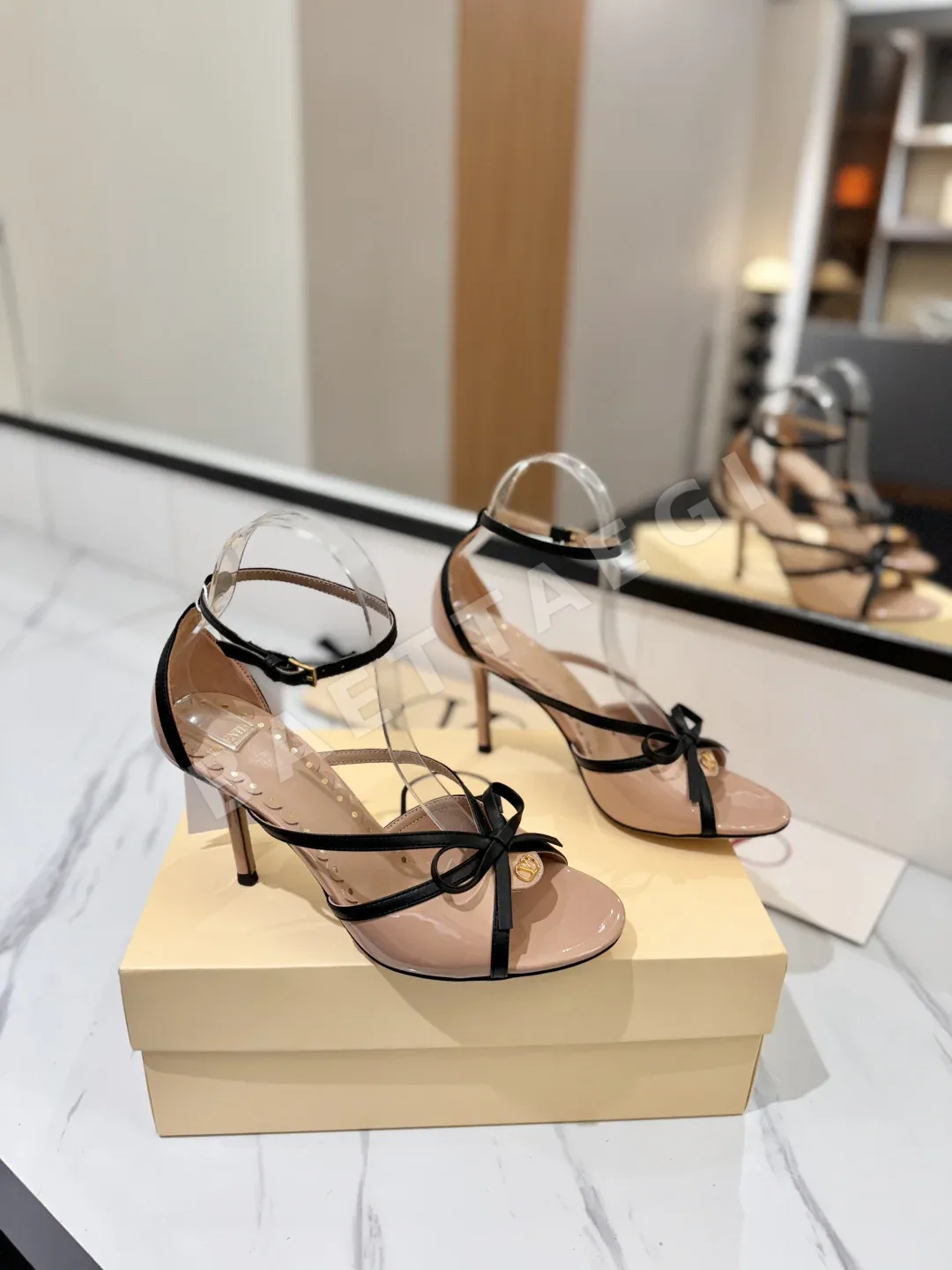 발렌티노 구리색 V 버클 오픈 힐 샌들 134659