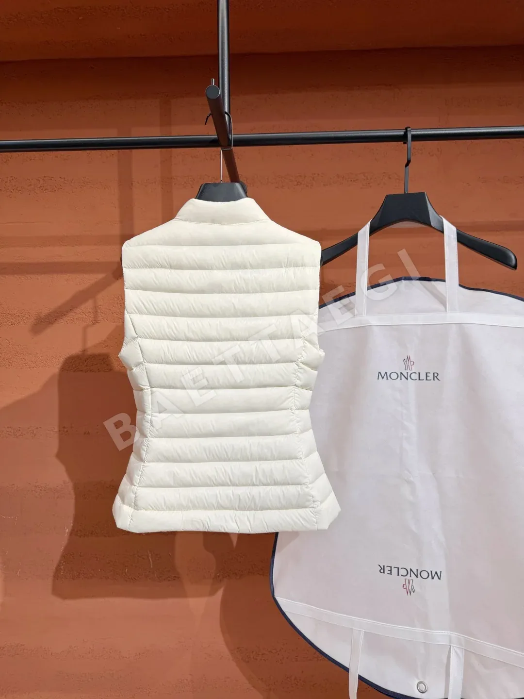 몽클레르 여성 화이트덕다운 조끼 상세 이미지 8