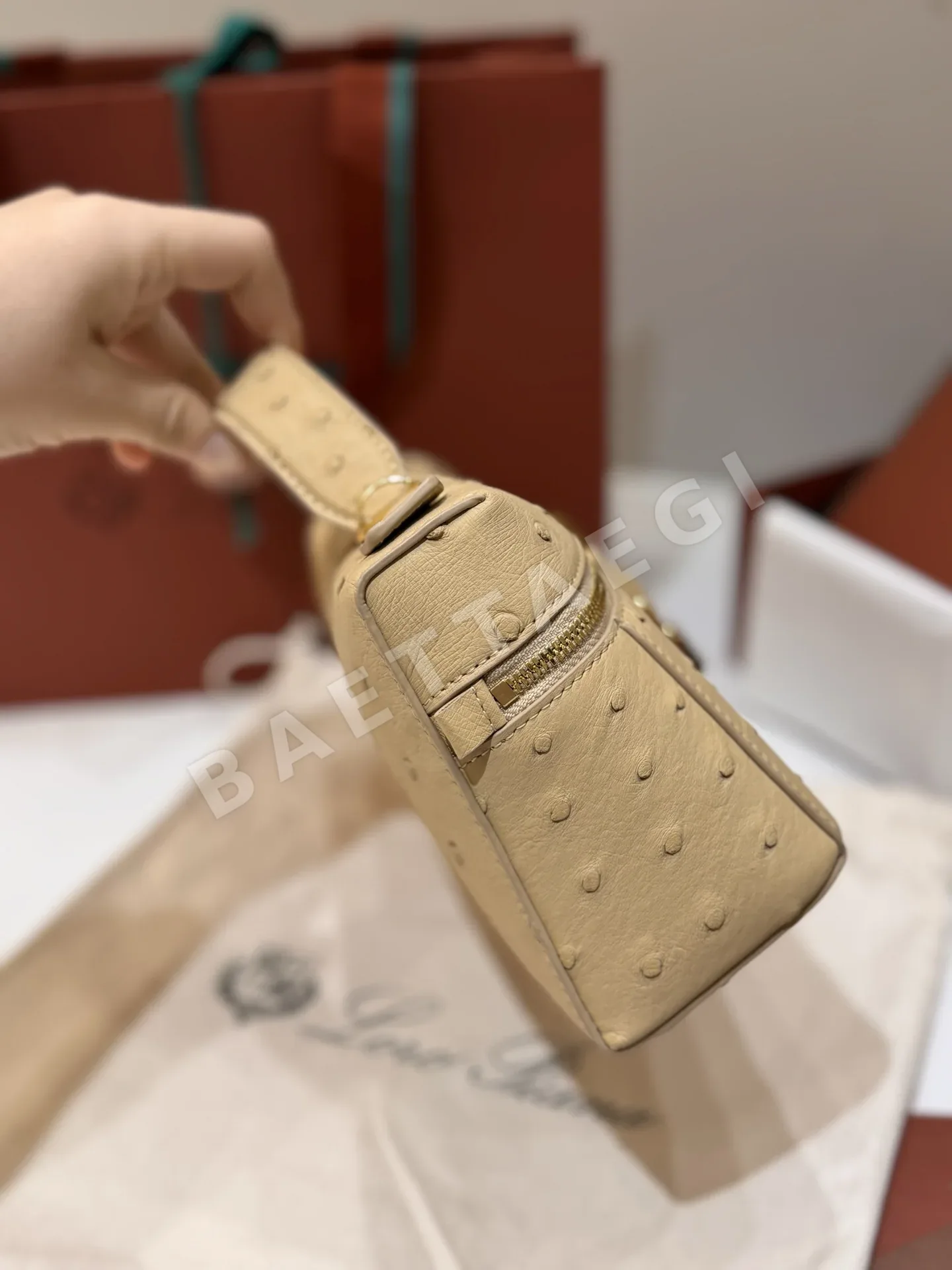 로로피아나 타조가죽 밀크티 숄더백 상세 이미지 4