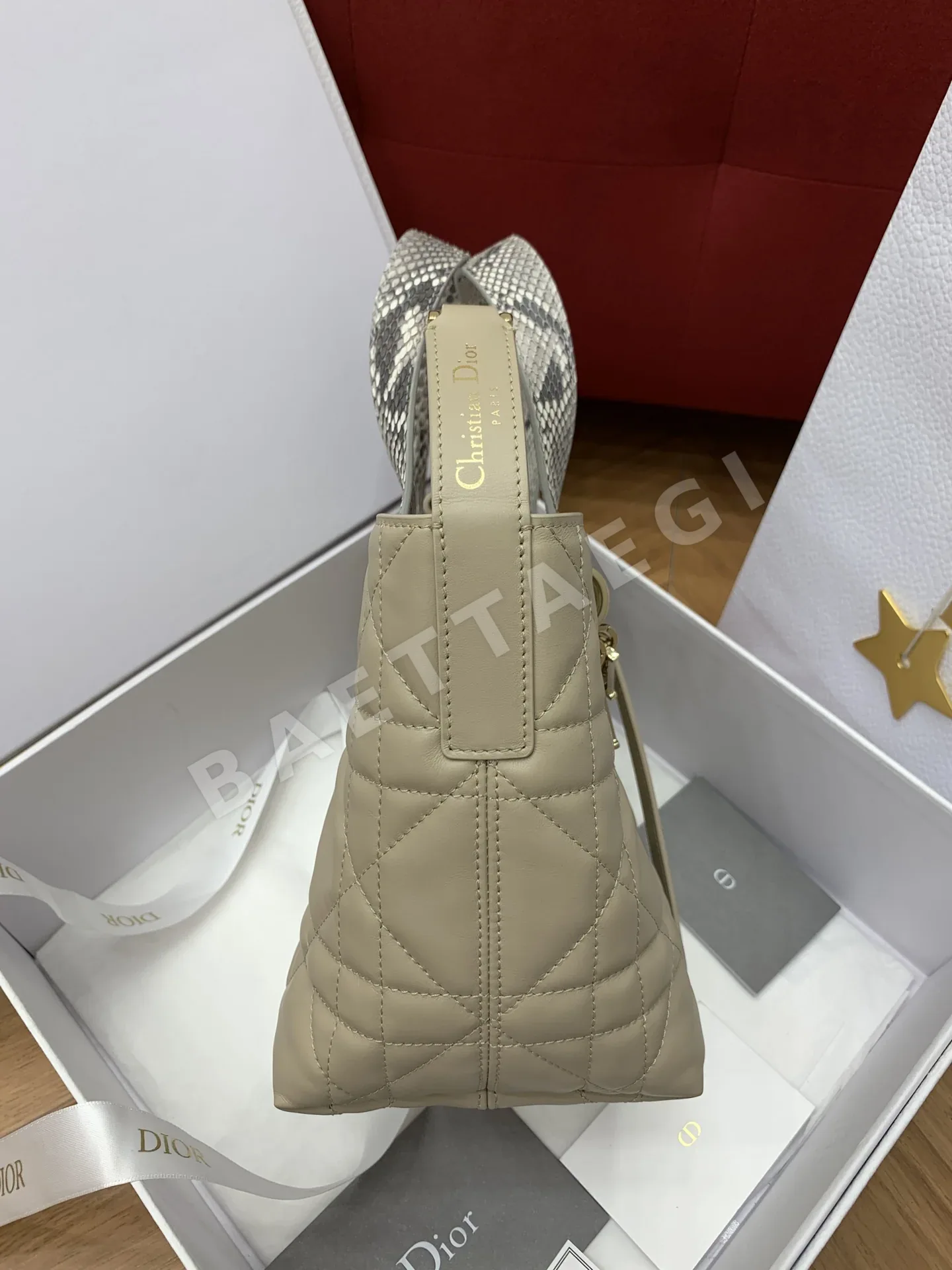 디올 뚜주흐 살구색 스네이크스킨 핸들 가방 상세 이미지 4