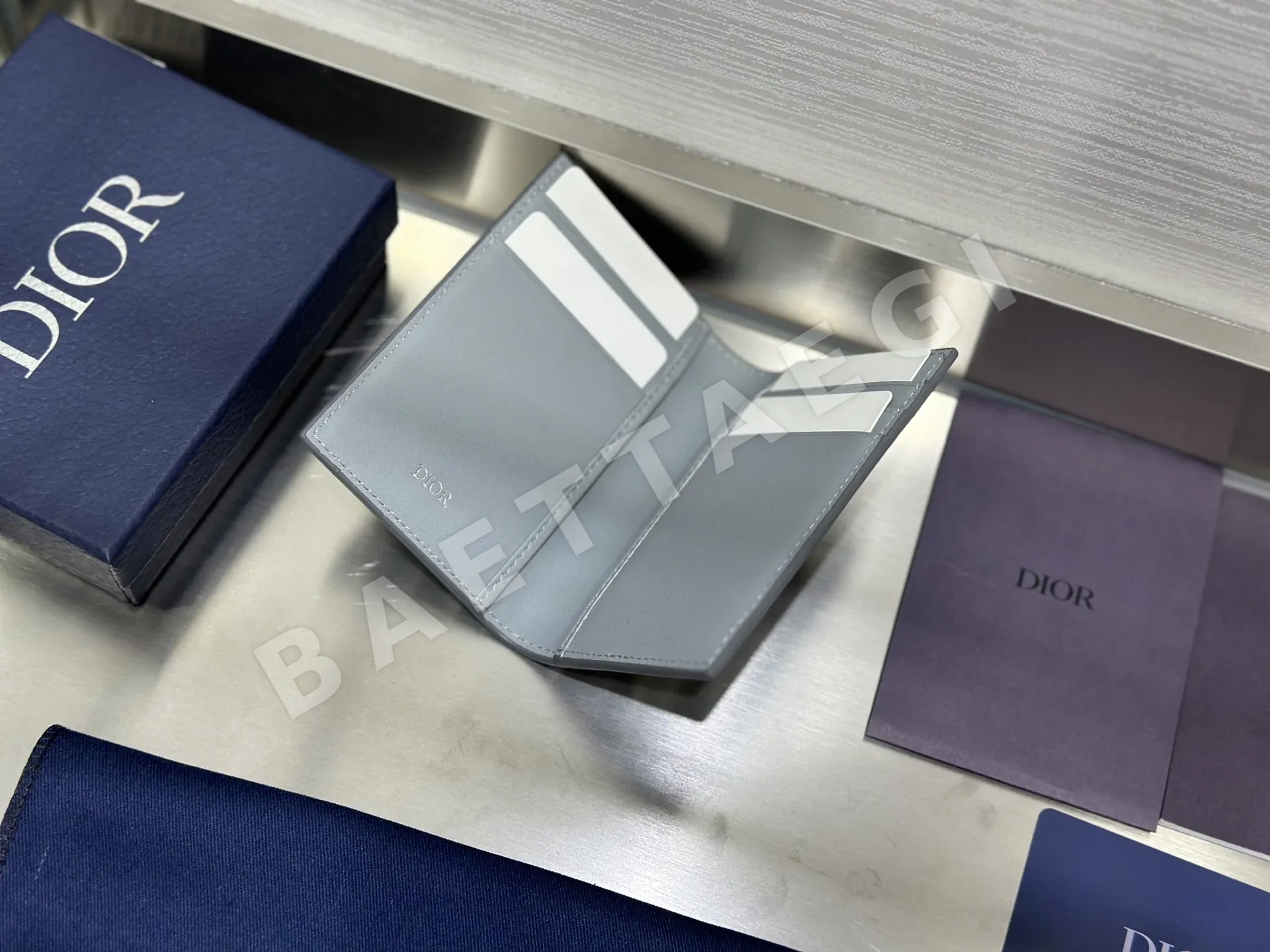 디올 CD 로고 블랙 카프스킨 세로형 2단 카드지갑 상세 이미지 4
