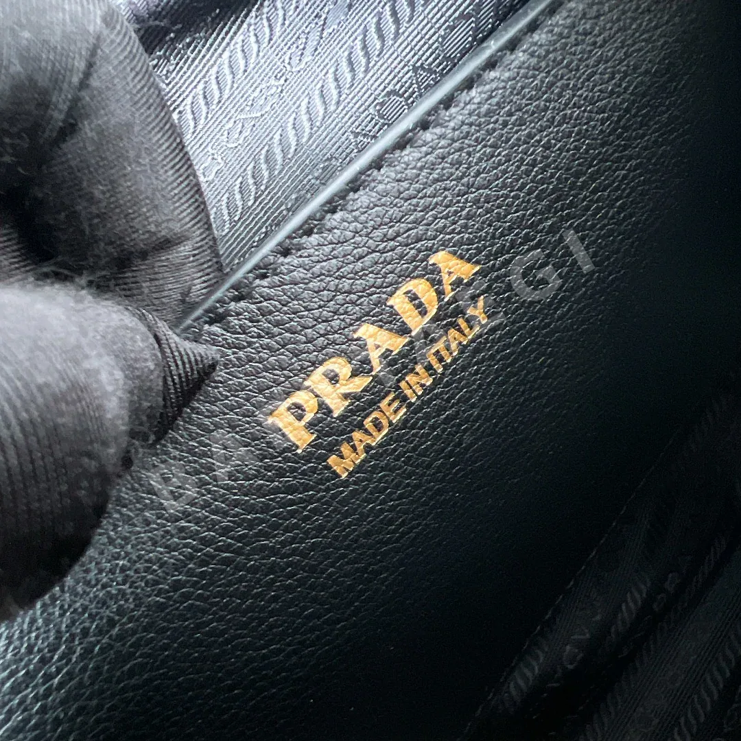 프라다 소프트 그레인 송아지가죽 런치박스 가방 1BA451 상세 이미지 9