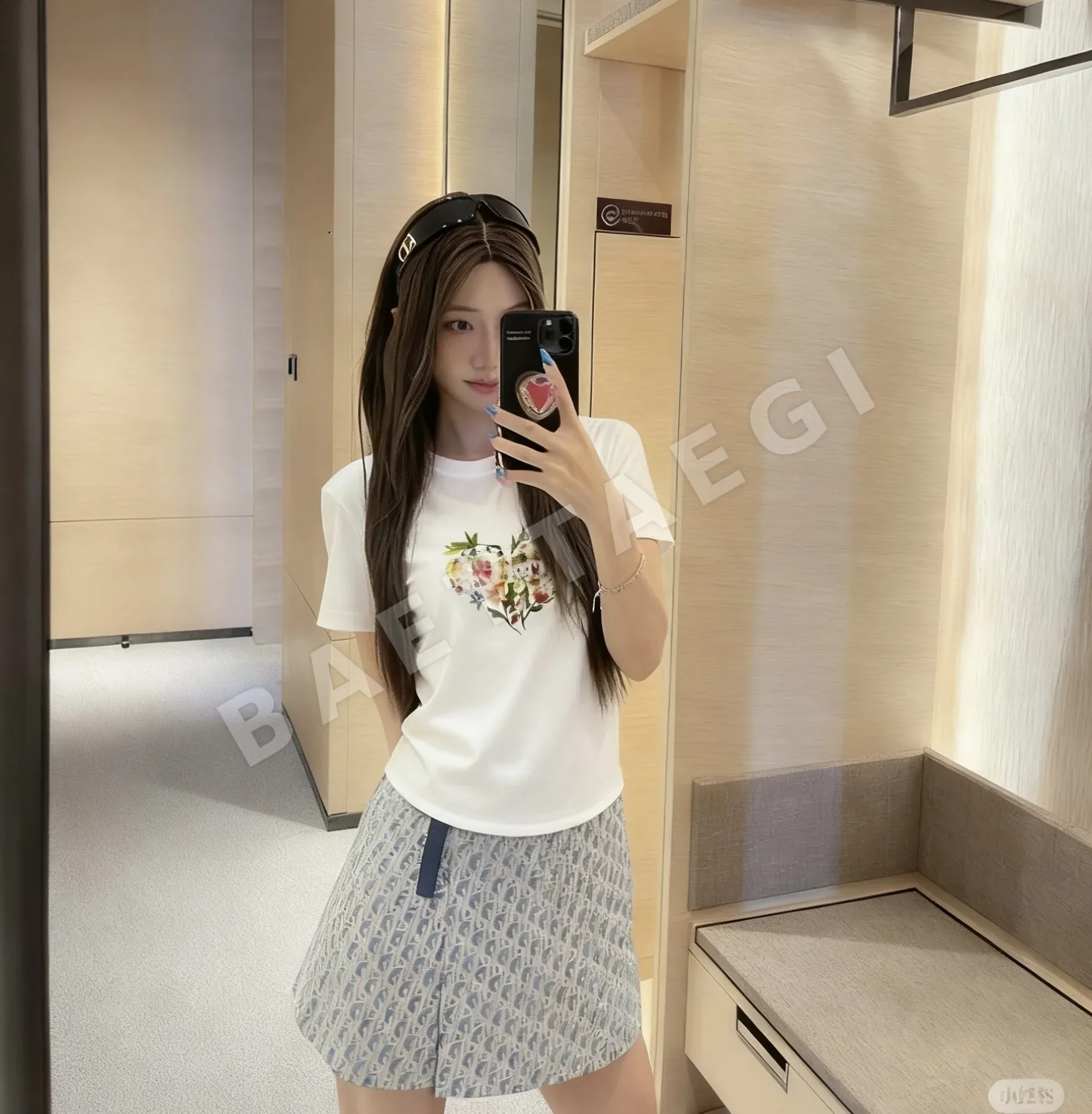 디올 여성 자수 프린트 반팔 티셔츠 상세 이미지 2