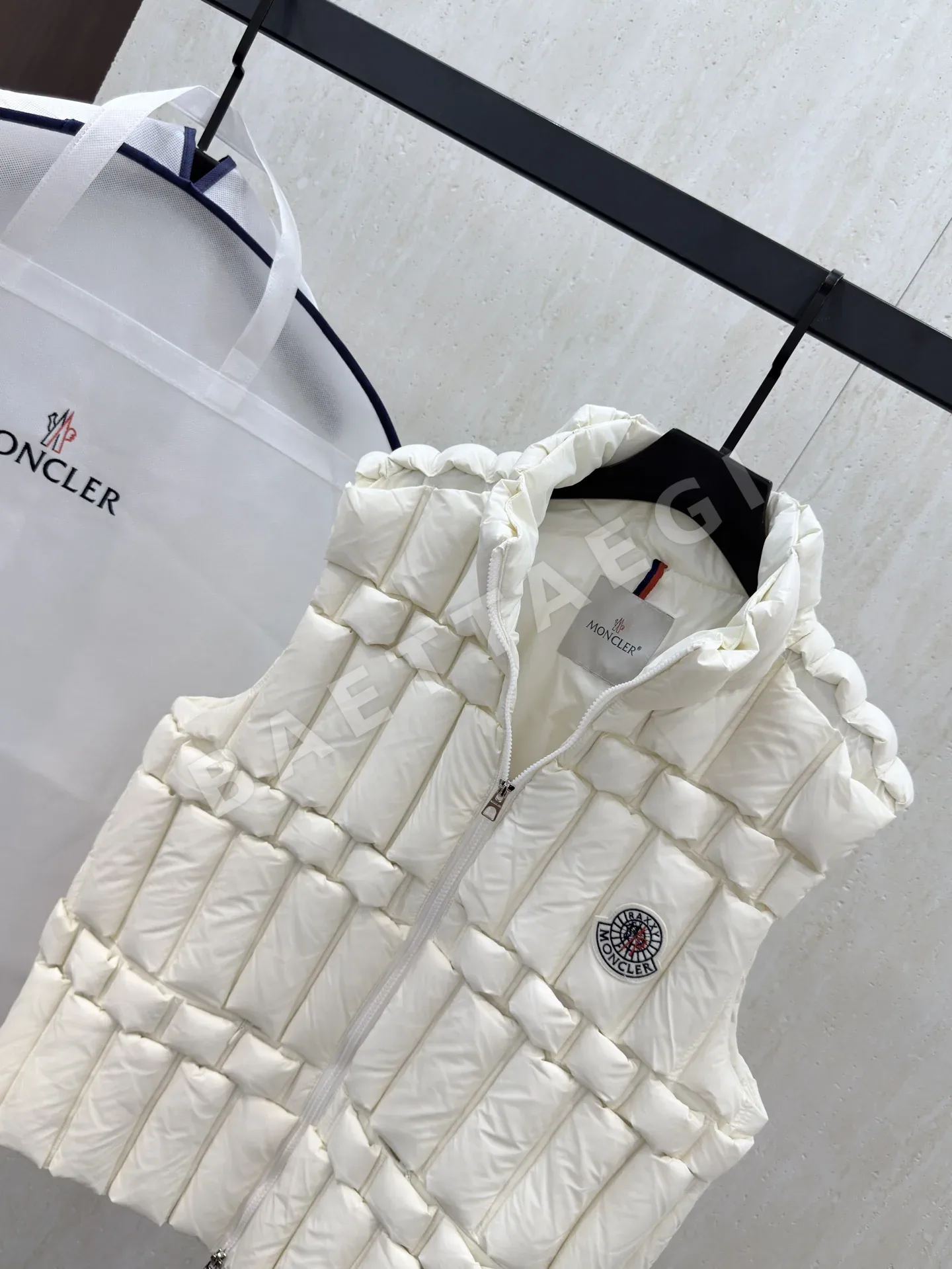 몽클레르 여성 화이트 덕다운 조끼 상세 이미지 5