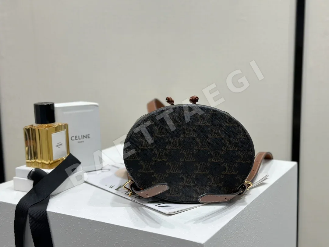 셀린느 로고 프린트 소가죽 백팩 상세 이미지 8
