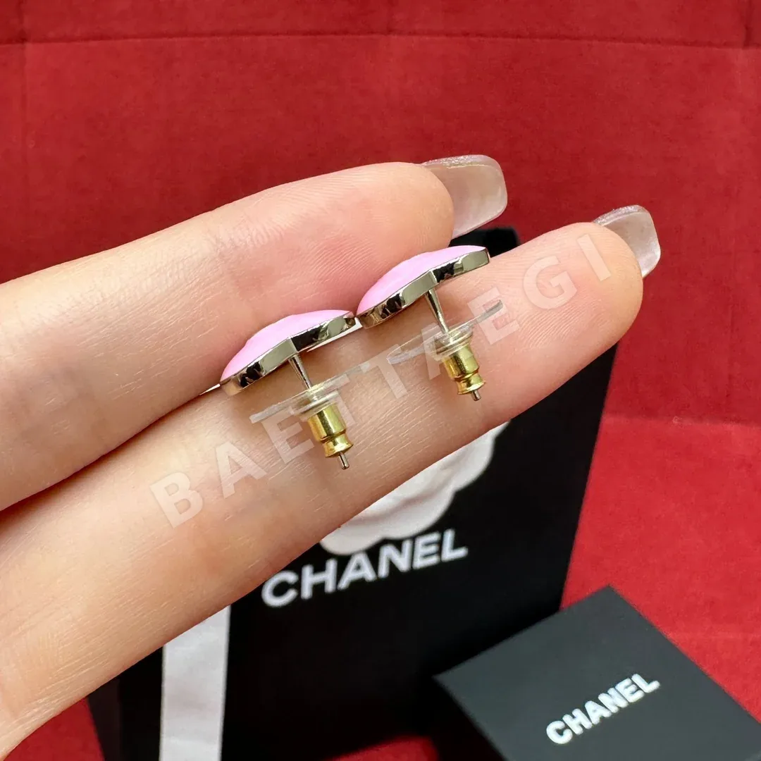 샤넬 하트 에나멜 더블 C 스터드 귀걸이 상세 이미지 4