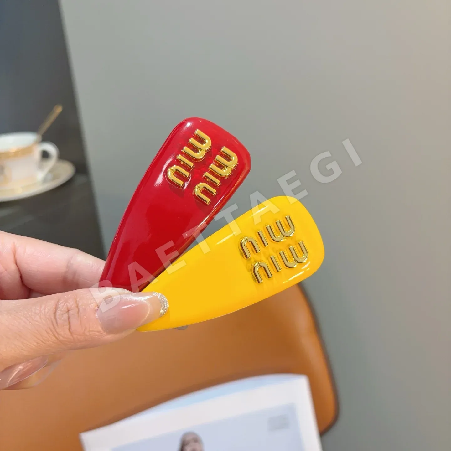 미우미우 램스킨 레터 로고 헤어클립 183795