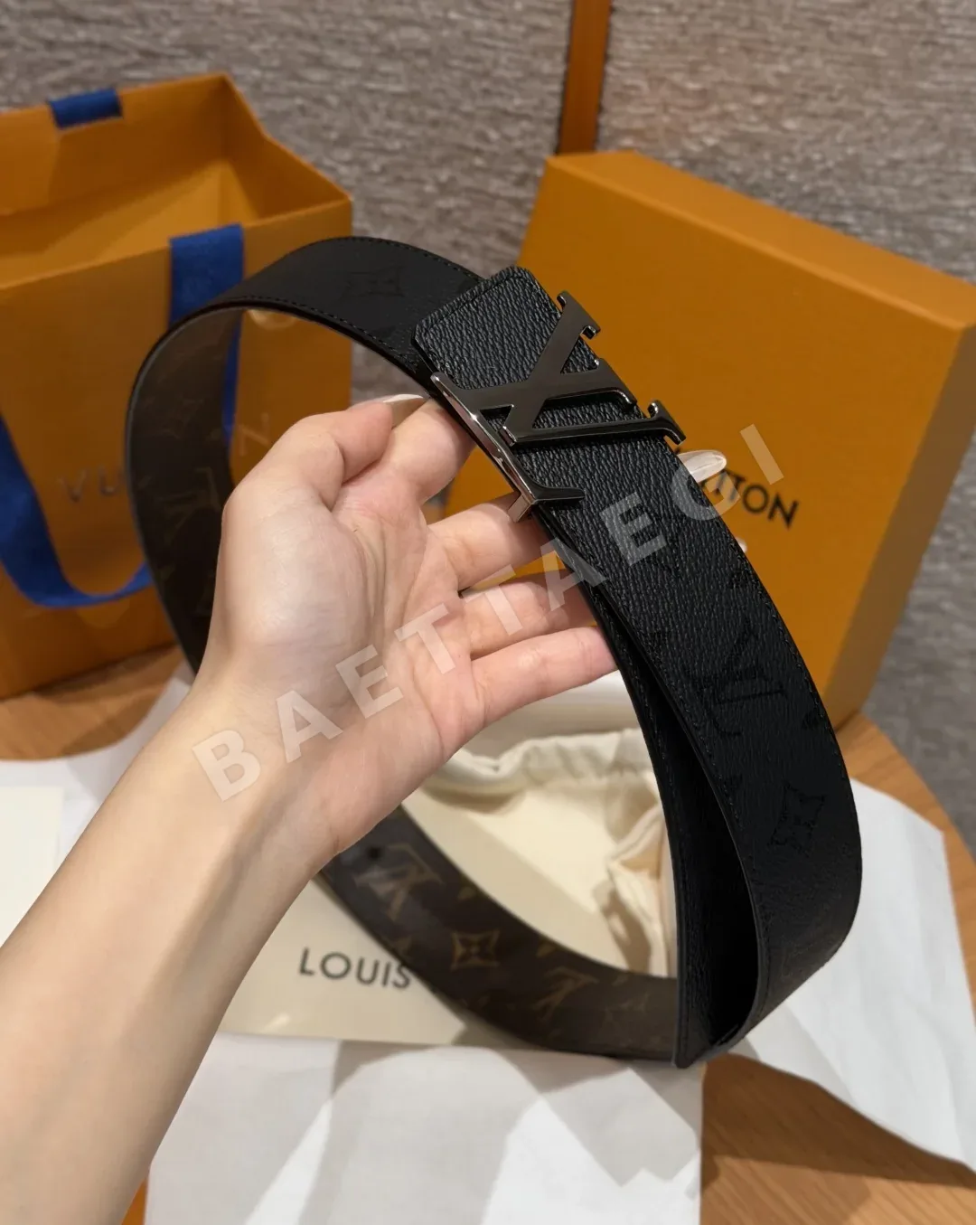 루이비통 이니셜 모노그램 미드나이트 40mm 리버시블 벨트 상세 이미지 4
