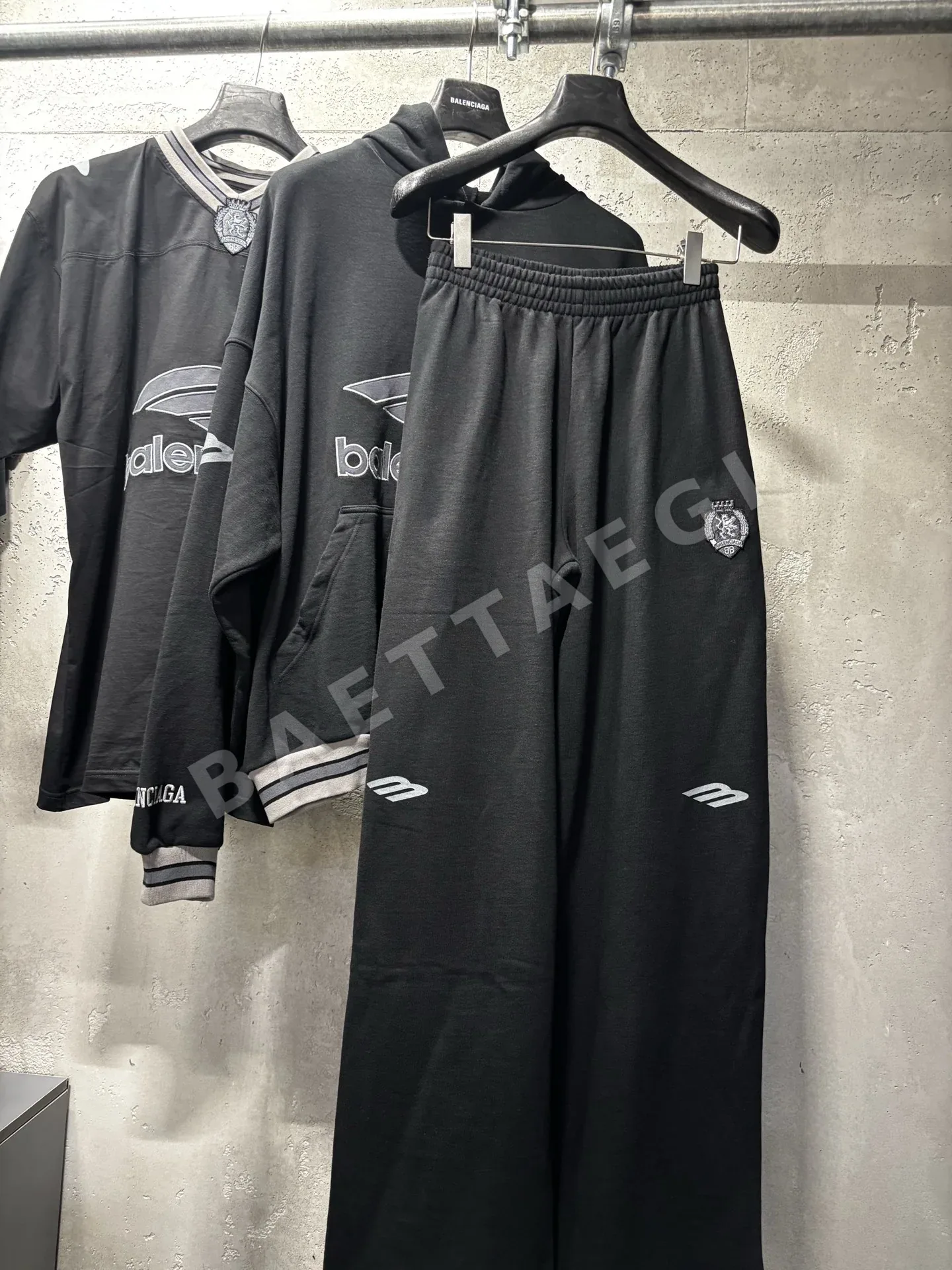 발렌시아가 그래픽 디테일 남성 바지 상세 이미지 2