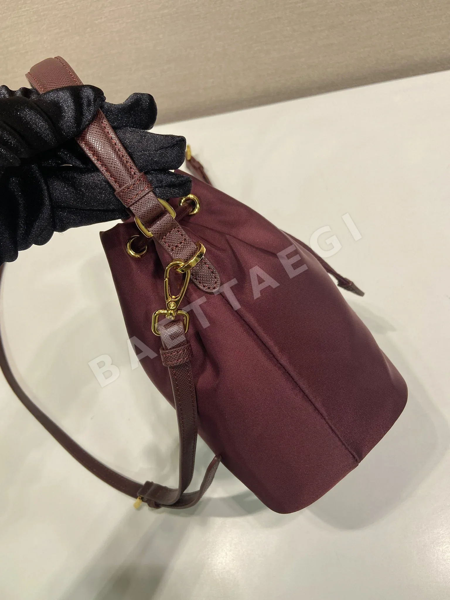 프라다 나일론 버킷백 1BE067 상세 이미지 5