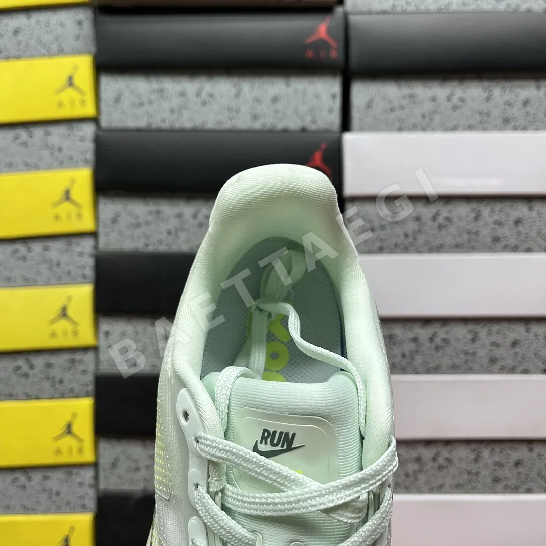 나이키 [CG] 보메로 프리미엄 HQ2050-300 201978 Nike Vomero Premium Barely Volt 상세 이미지 6
