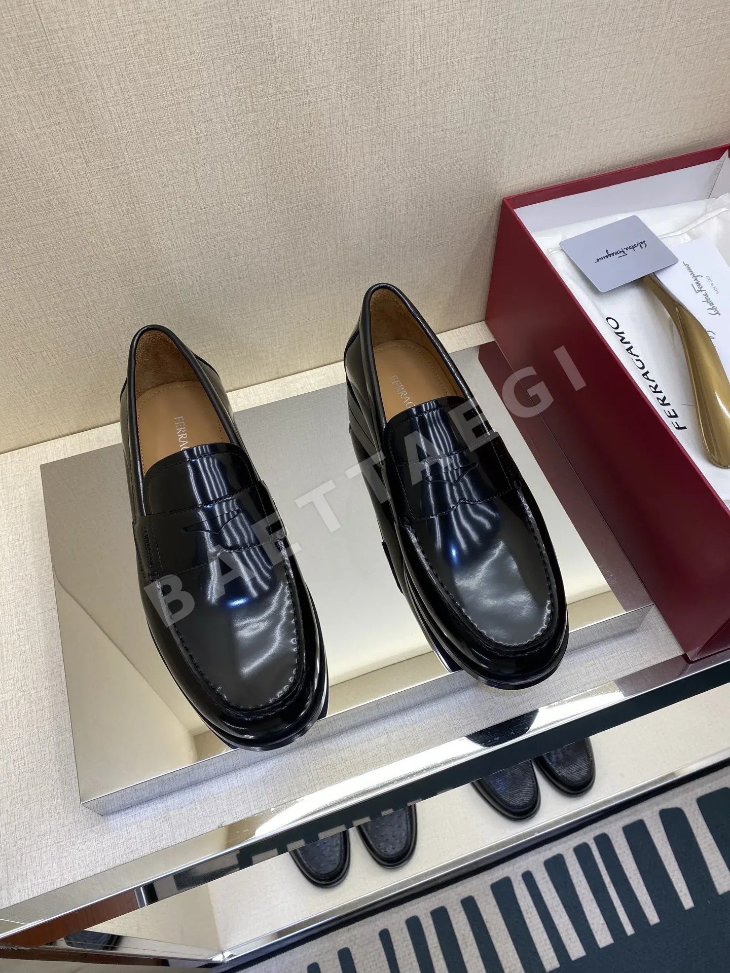 페레가모 로퍼 카프스킨 캣츠아이 로고 170064