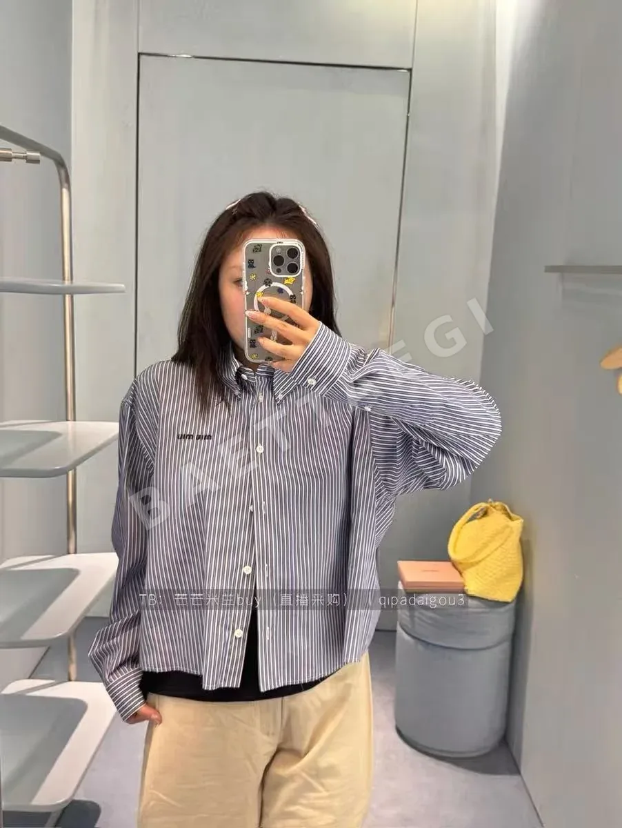 미우미우 마이크로 로고 자수 스트라이프 카라 여성 자켓 상세 이미지 4