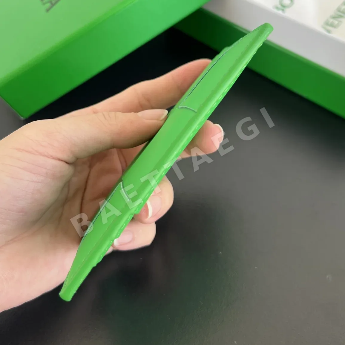 보테가베네타 대형 짜임 지퍼 소가죽 지갑 상세 이미지 3
