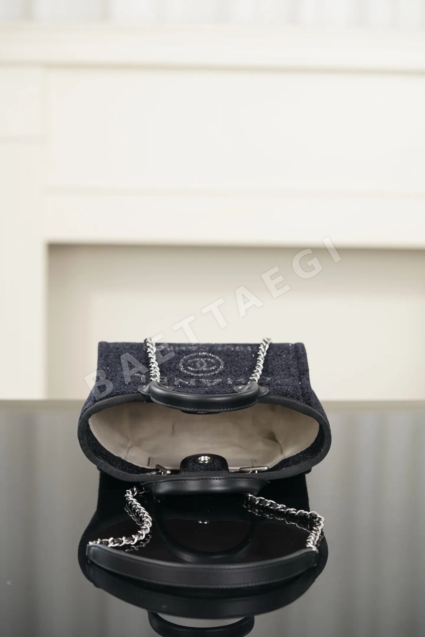 샤넬 더블 T 로고 미니 토트백 상세 이미지 8