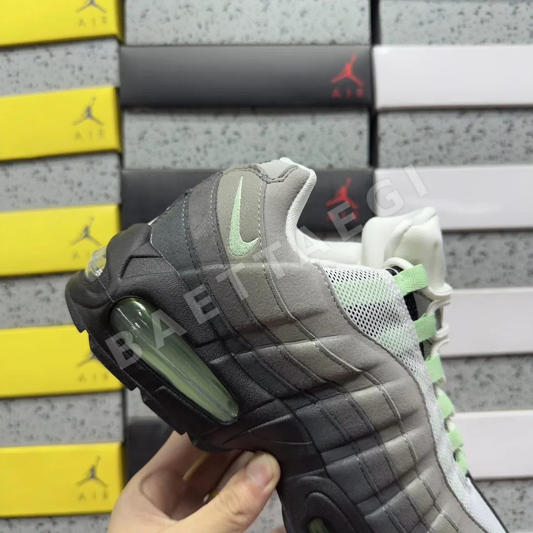 나이키 [WE] 에어 맥스 95 OG HJ5996-005 201886 Nike Air Max 95 OG Big Bubble Fresh Mint 상세 이미지 4