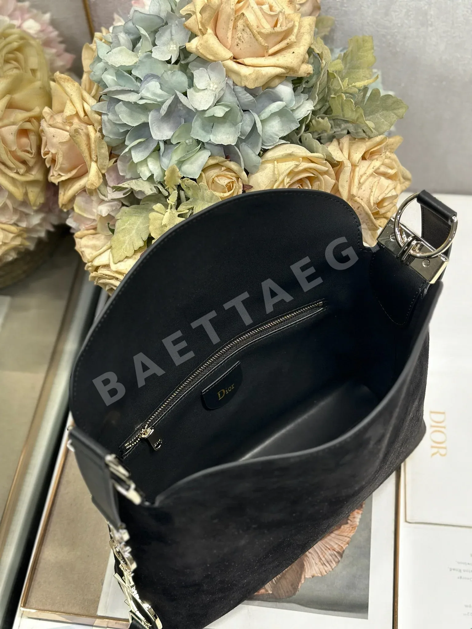 디올 스몰 호보백 블랙 스웨이드 상세 이미지 8