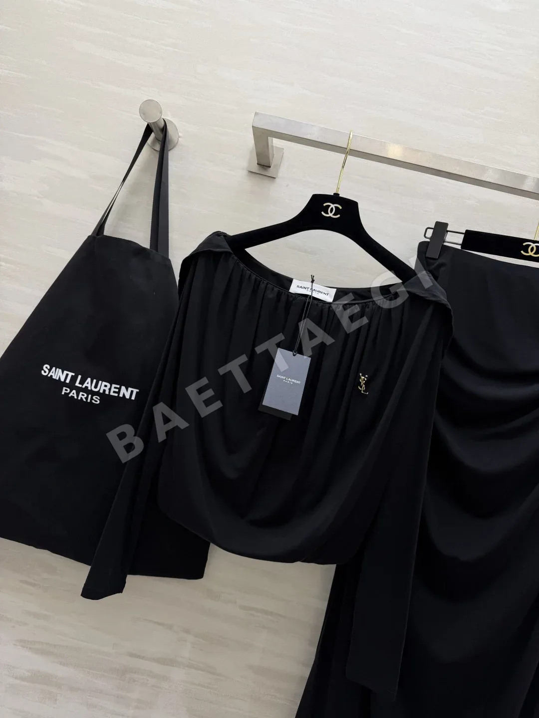 생로랑 여성 오프숄더 탑 플리츠 스커트 세트 상세 이미지 2