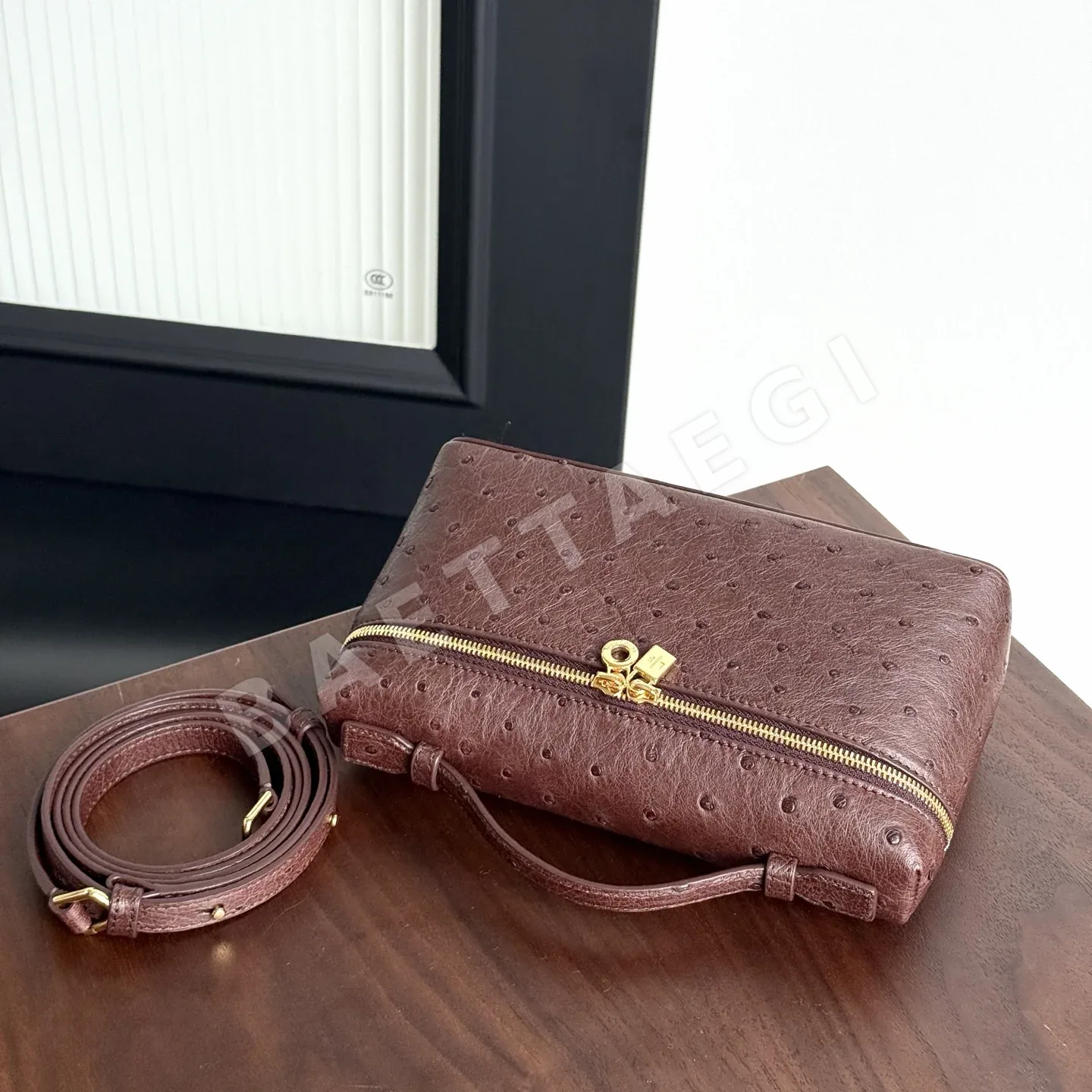 로로피아나 L19 타조가죽 엑스트라 포켓 가방 상세 이미지 4