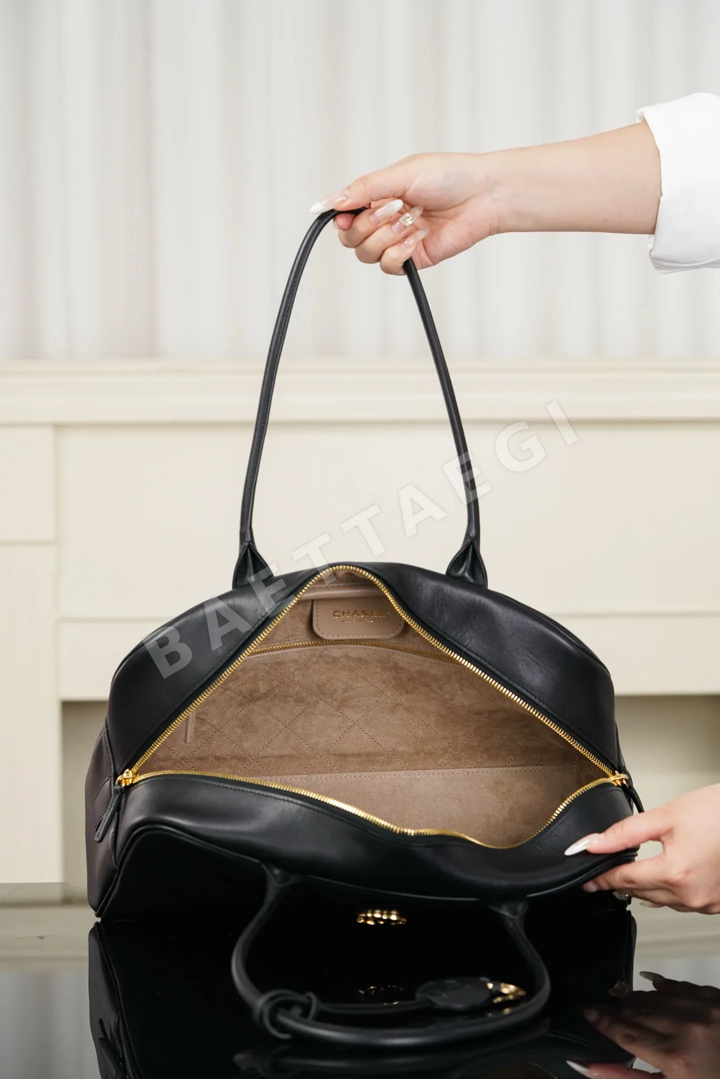 샤넬 초콜릿 볼링 가방 라지 블랙 골드 상세 이미지 8