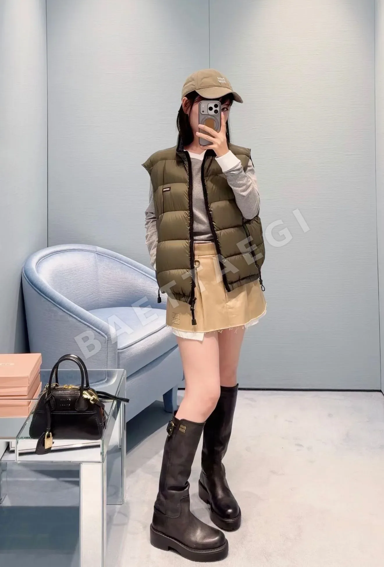 미우미우 로고 레터 다운 조끼 상세 이미지 6
