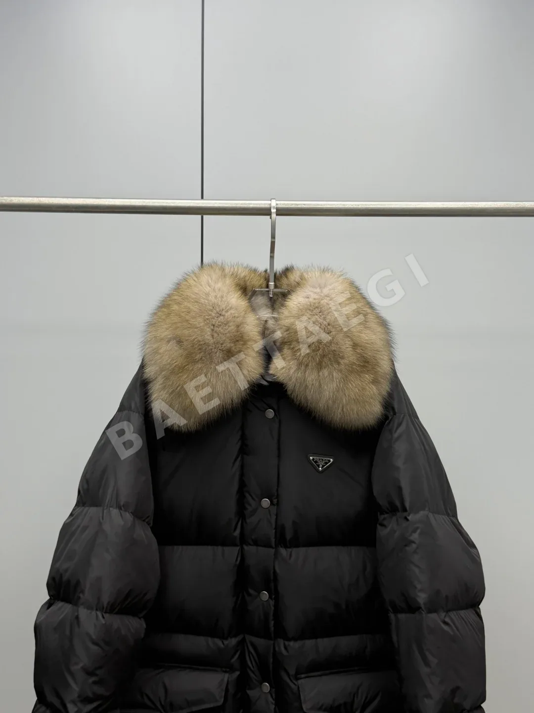 프라다 탈착 폭스퍼 카라 리사이클 패딩 재킷 상세 이미지 2