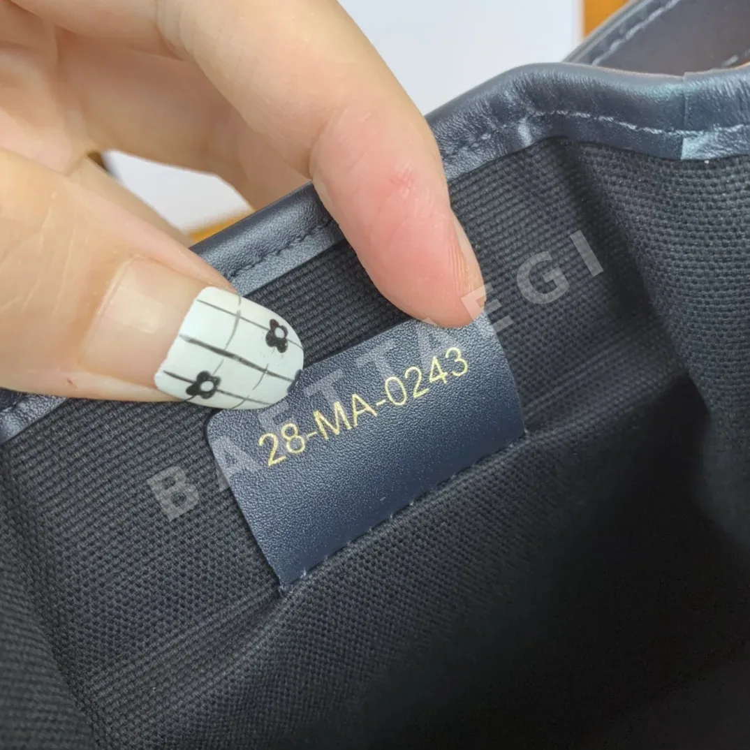 디올 모노그램 버킷 가방 상세 이미지 9