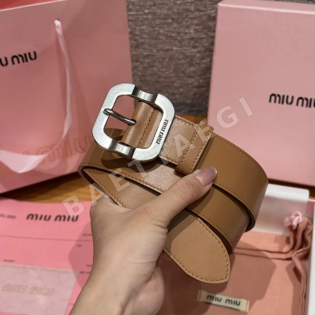 미우미우 각인 메탈 로고 카프스킨 벨트 상세 이미지 3